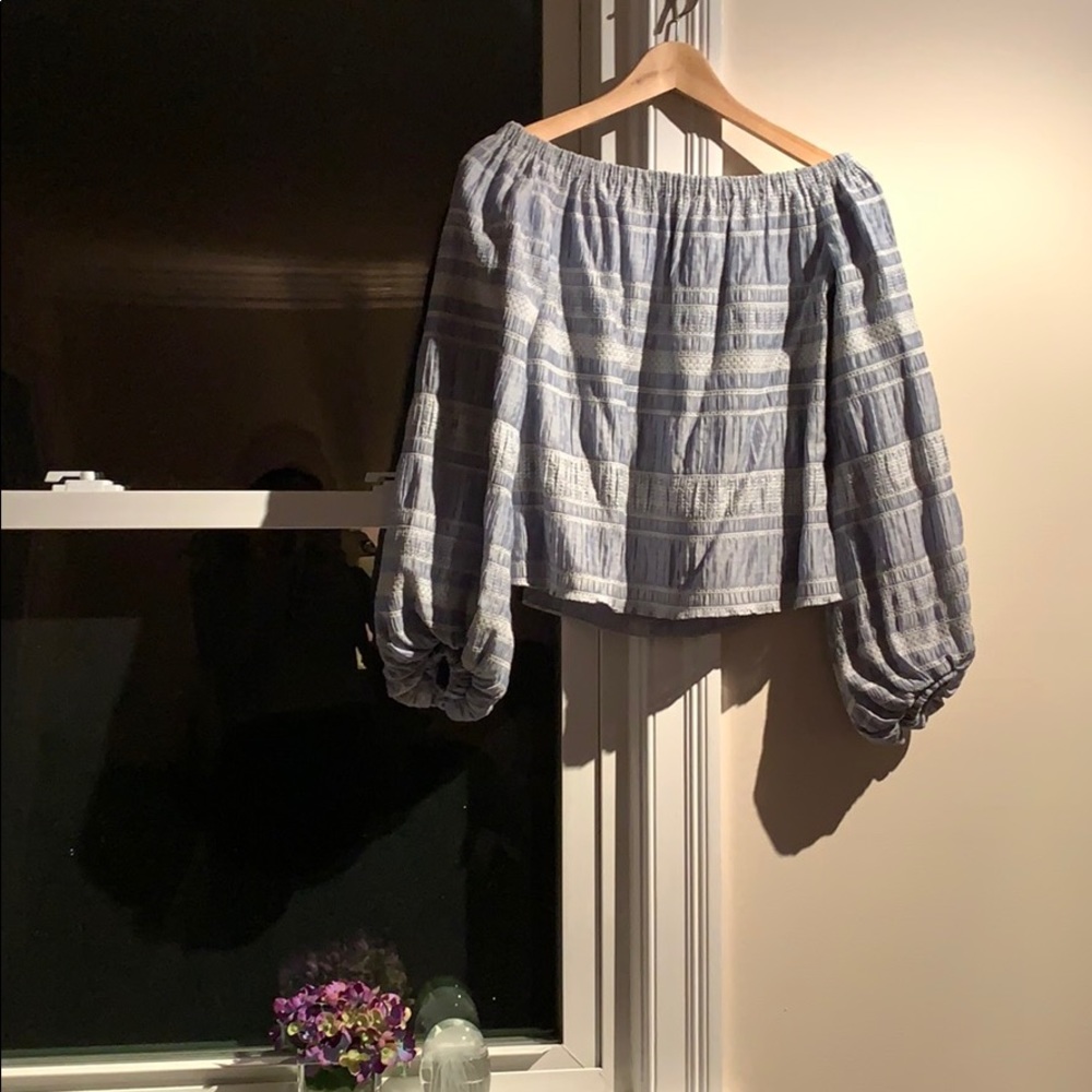 INTERMIX Fun slightly puffy offer shoulder shirt